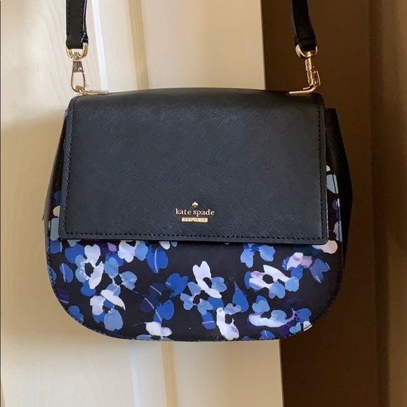 kate spade Handbags - NWT Kate Spade floral crossbody purse